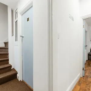 Pensión Upton Park Bedrooms 25 Min To, Londres
